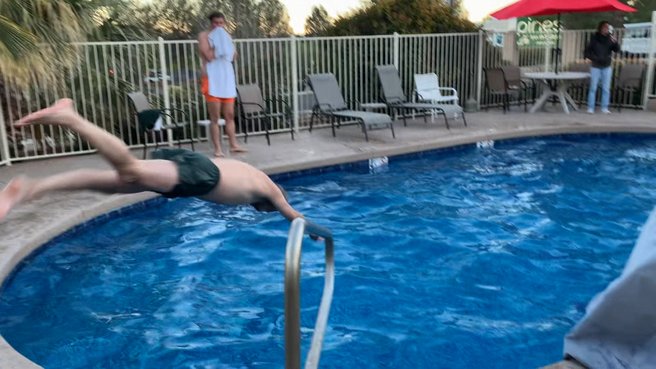Bodycam: Kandidaten springen in ijskoud zwembad: "Conny, dit is voor jou!"