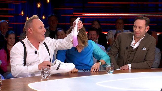 Evi Hanssen wisselt aan tafel haar sokken met Jef Neve: "Enkelsokken kunnen niet meer, je bent echt oud en fout"