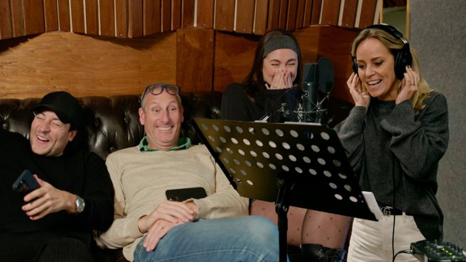 Slappe lach bij Viktor, Marie en Gert tijdens zangopnames van Ellen in de studio 