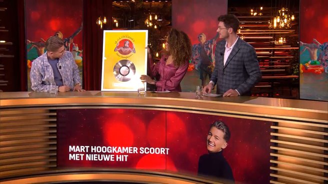 Mart Hoogkamer krijgt platina-award: "Daar ga ik een Bacardi'tje op drinken"