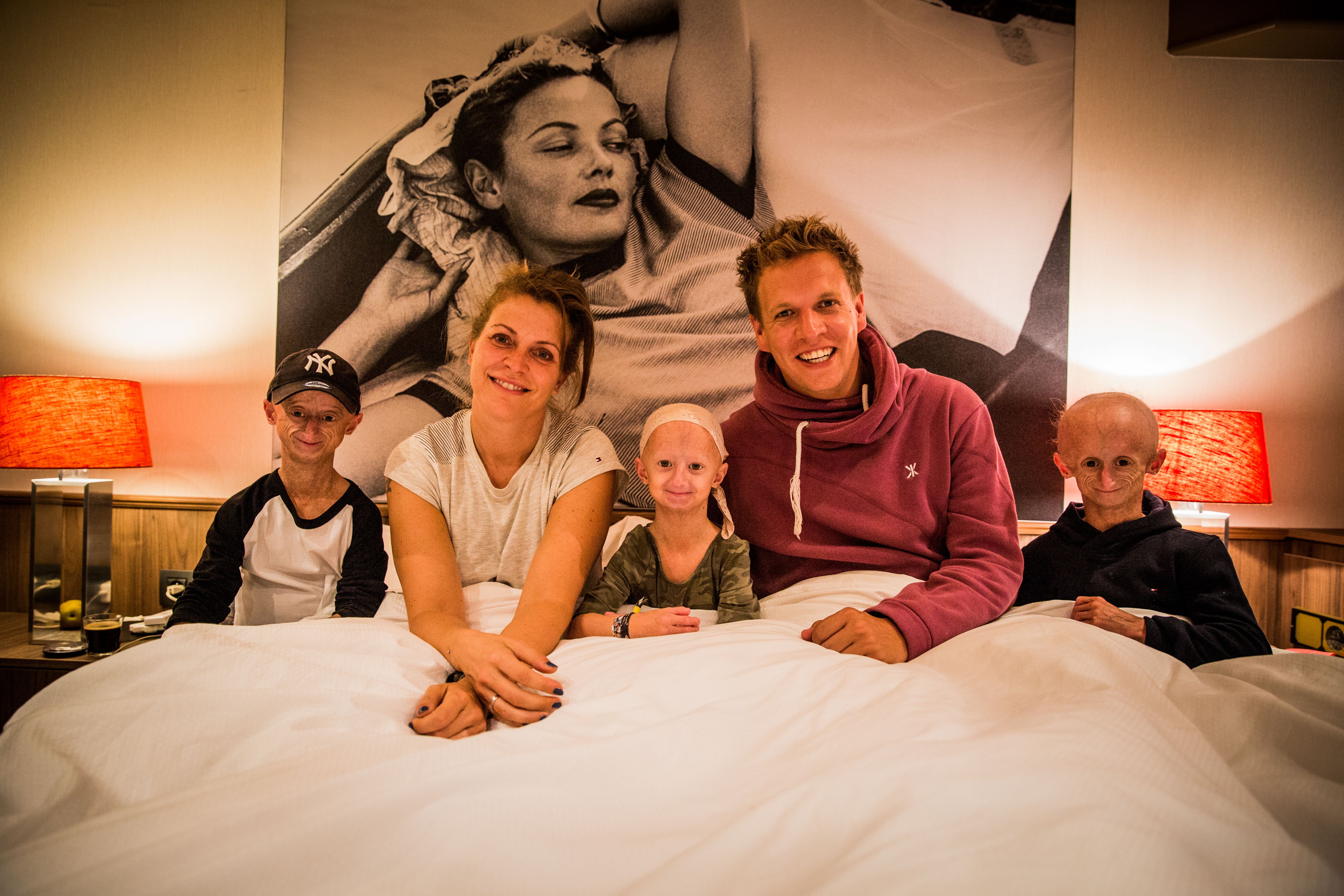 James bezorgt Karen een verrassing op bed