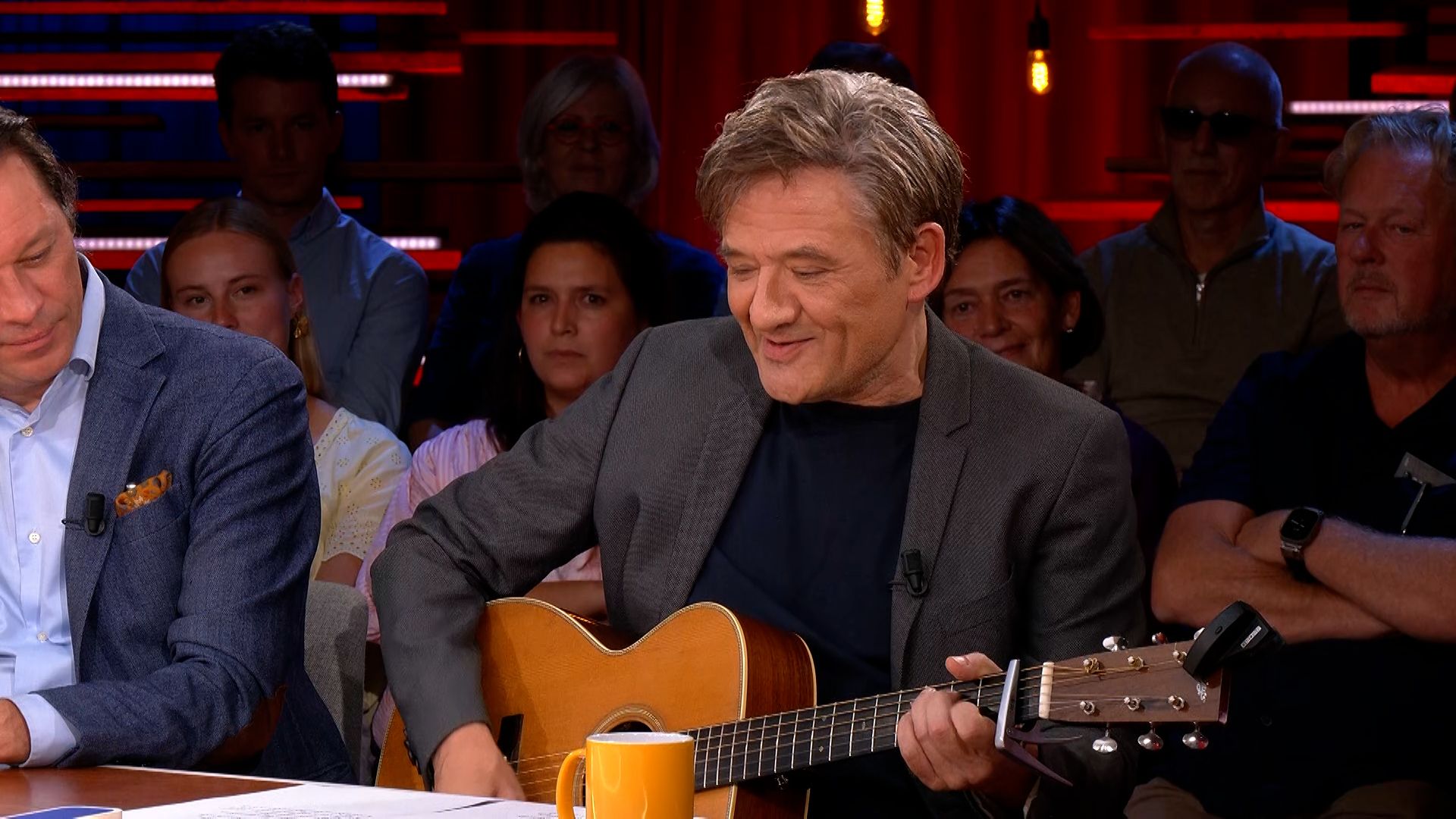 Bart Peeters brengt live aan tafel een eigen geschreven liedje voor pasgeboren kleindochter
