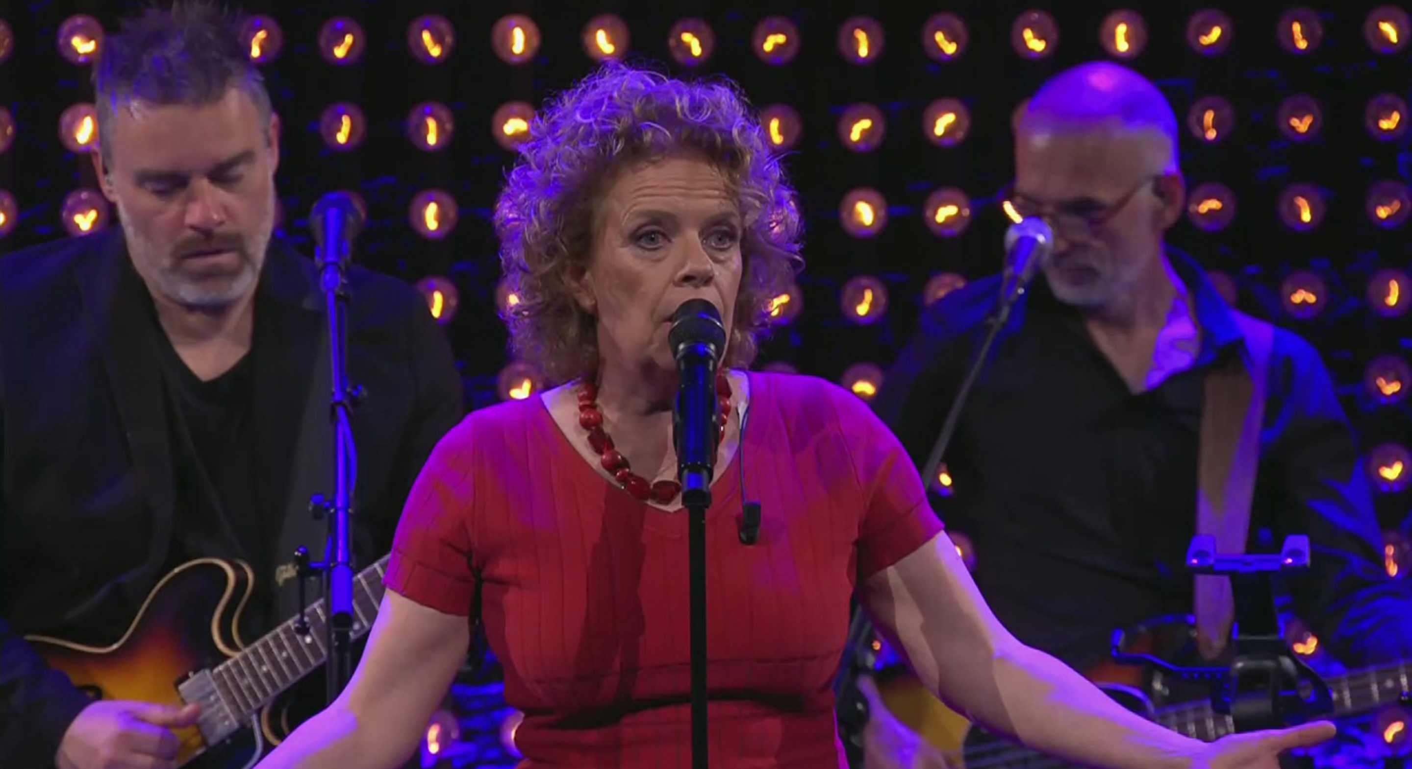 Brigitte Kaandorp zingt nog één keer haar komisch nummer: ‘Zwaar Leven’