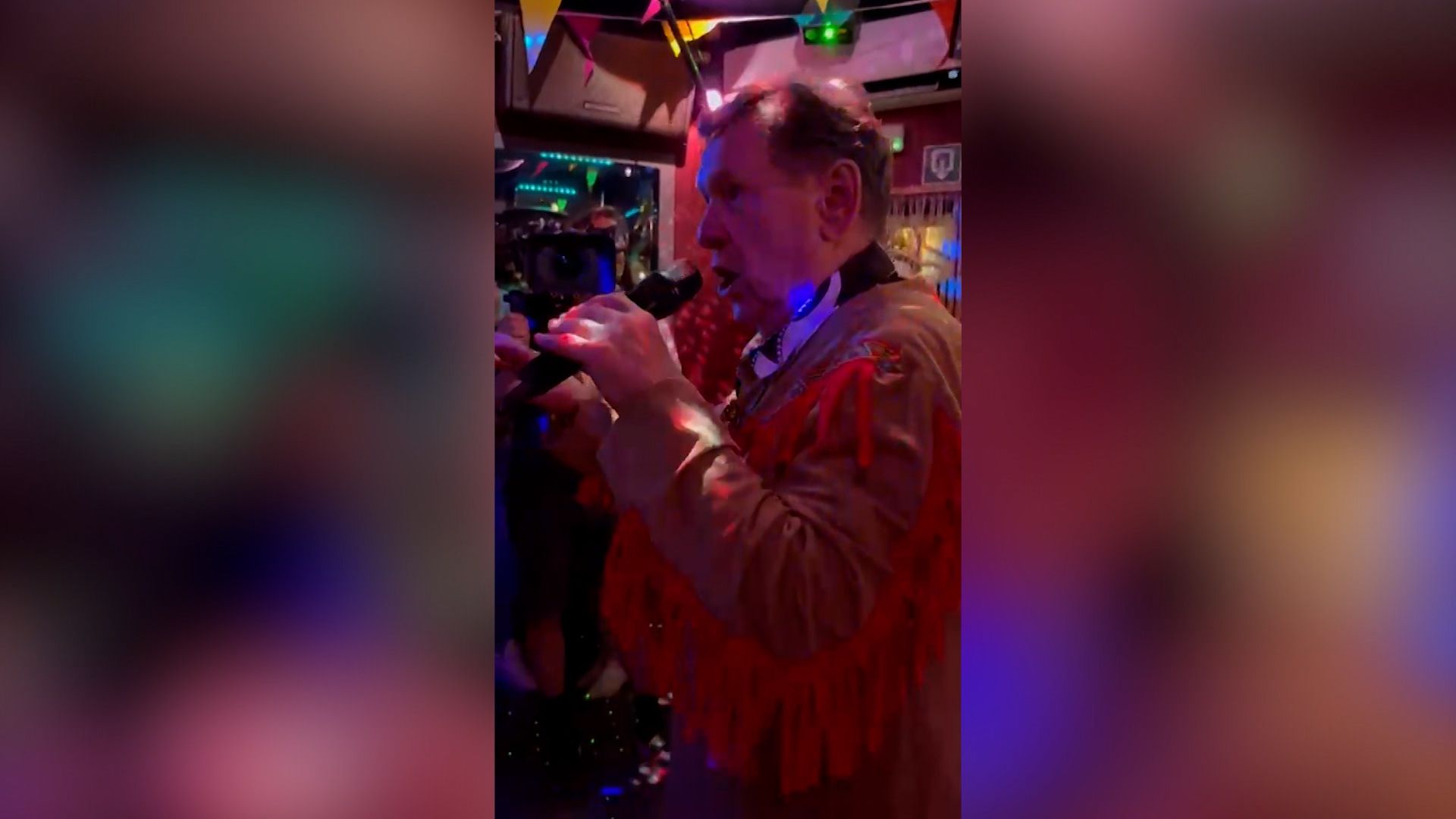 Koen Crucke zingt op verjaardagsfeest van Viktor Verhulst: "Dat was een verjaardagscadeau"
