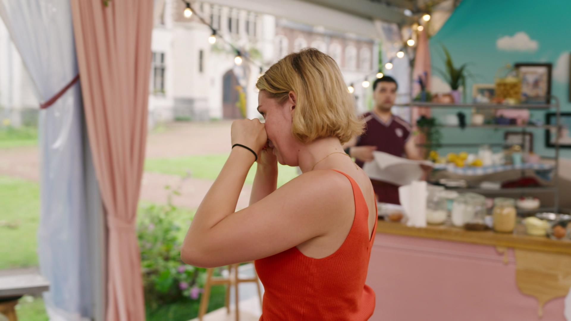 Bake Off-kandidate Jente in tranen tijdens kwartfinale: "Ik ben helemaal mijn kluts kwijt"