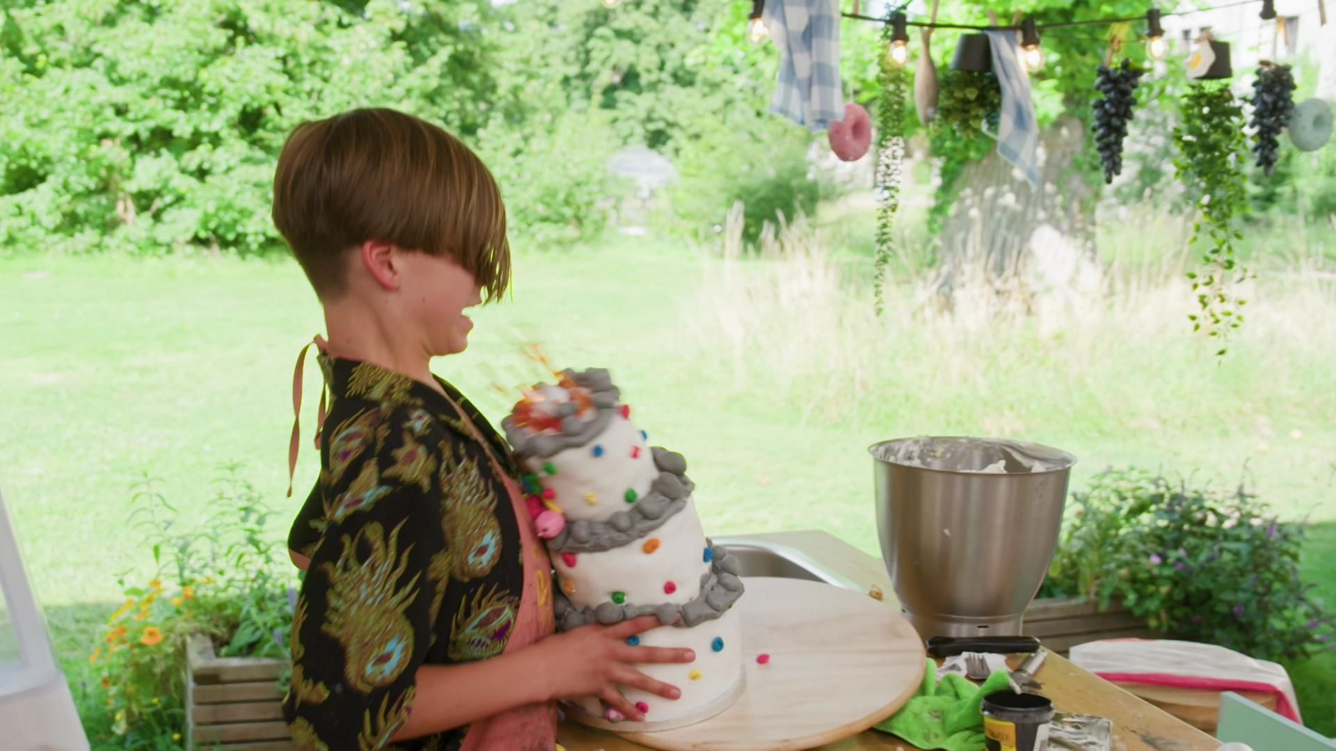 Finale van Junior Bake Off zorgt voor stress en tranen in de baktent: "Mijn taart is gevallen!"