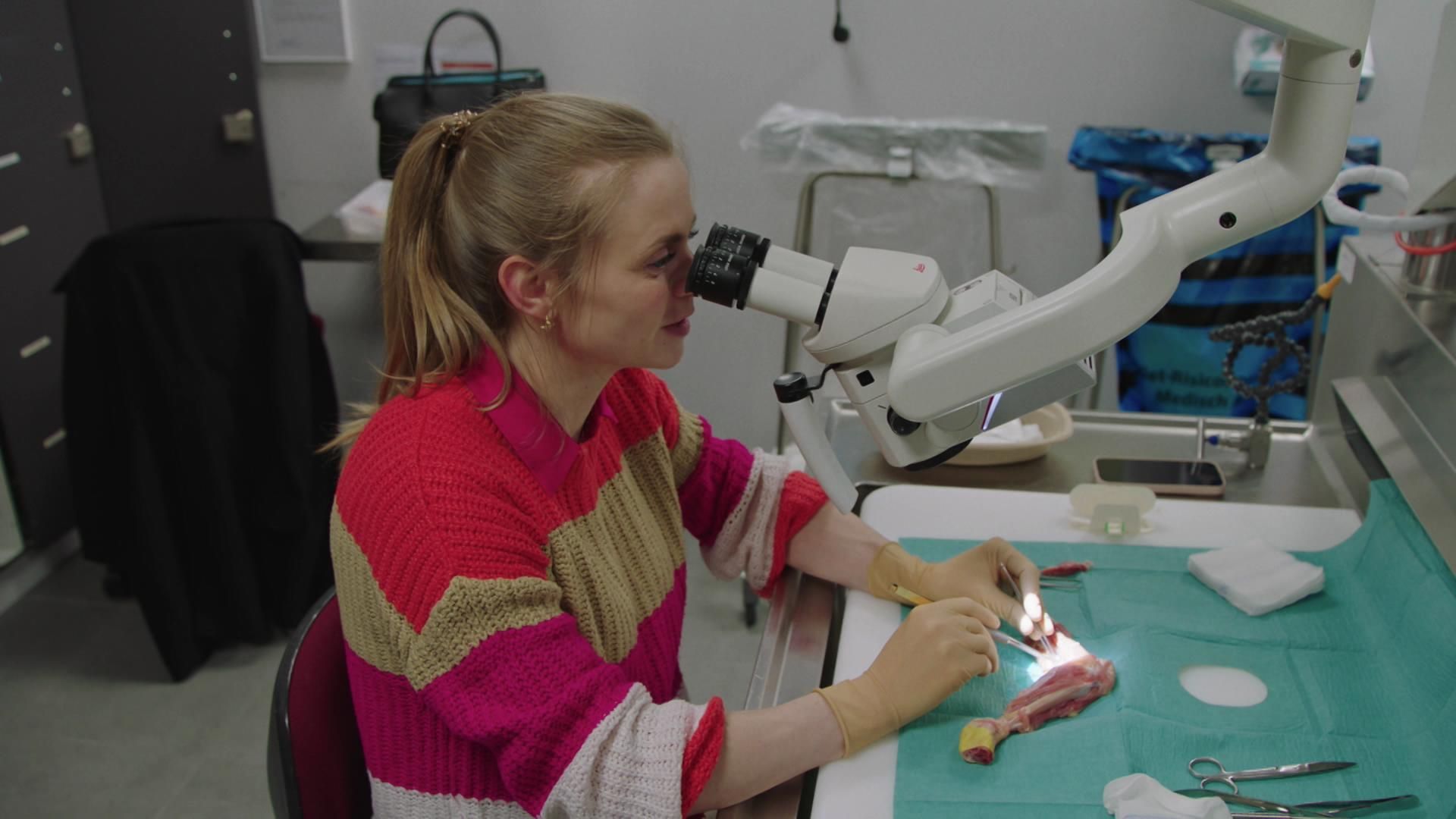 Plastisch chirurg in opleiding Alicja Zarowska oefent operaties op… een kip!