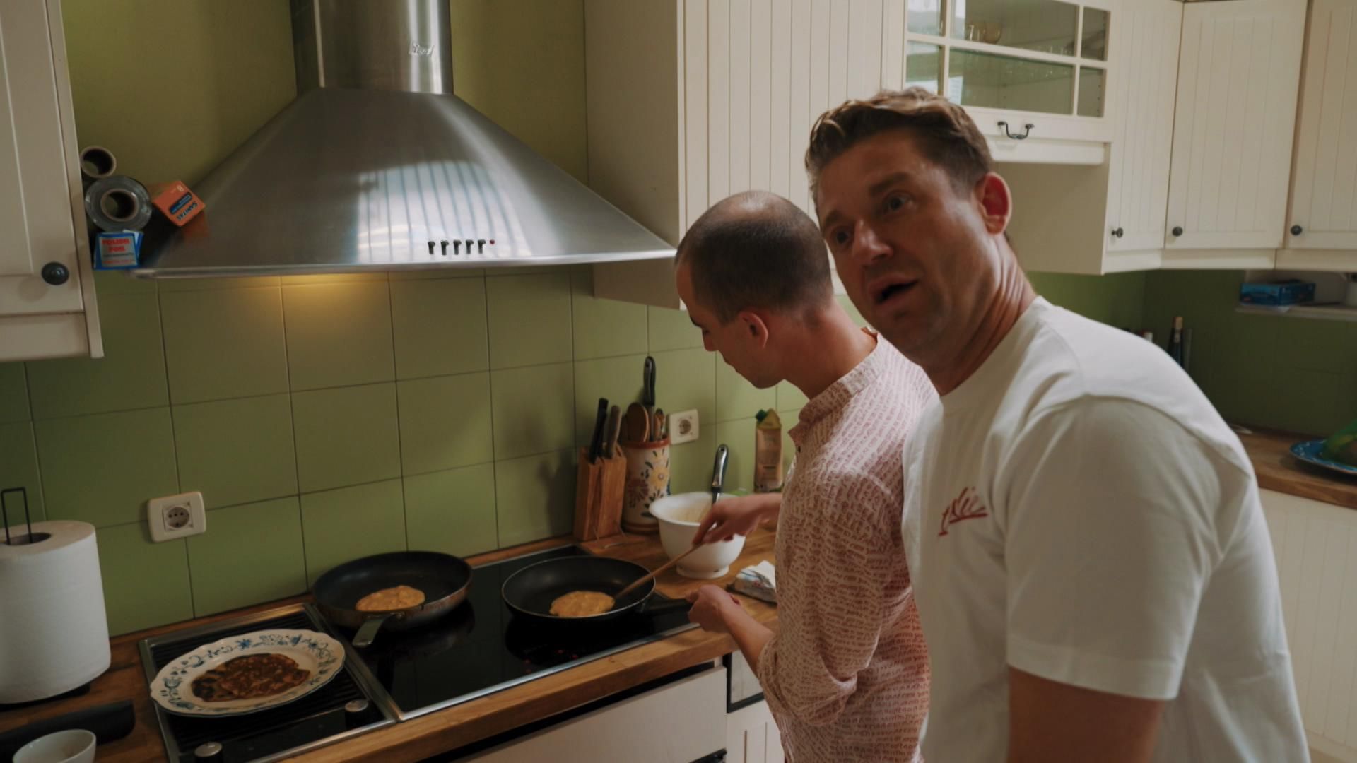 Gekibbel in de keuken tussen Jani en Giel: "Voor een monnik breng je wel heel veel verwarring!"
