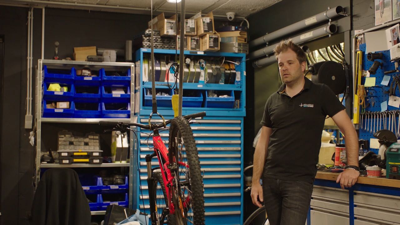 Fietsenwinkel Niels Albert dicht: "We kunnen niet anders dan lachen met miserie"