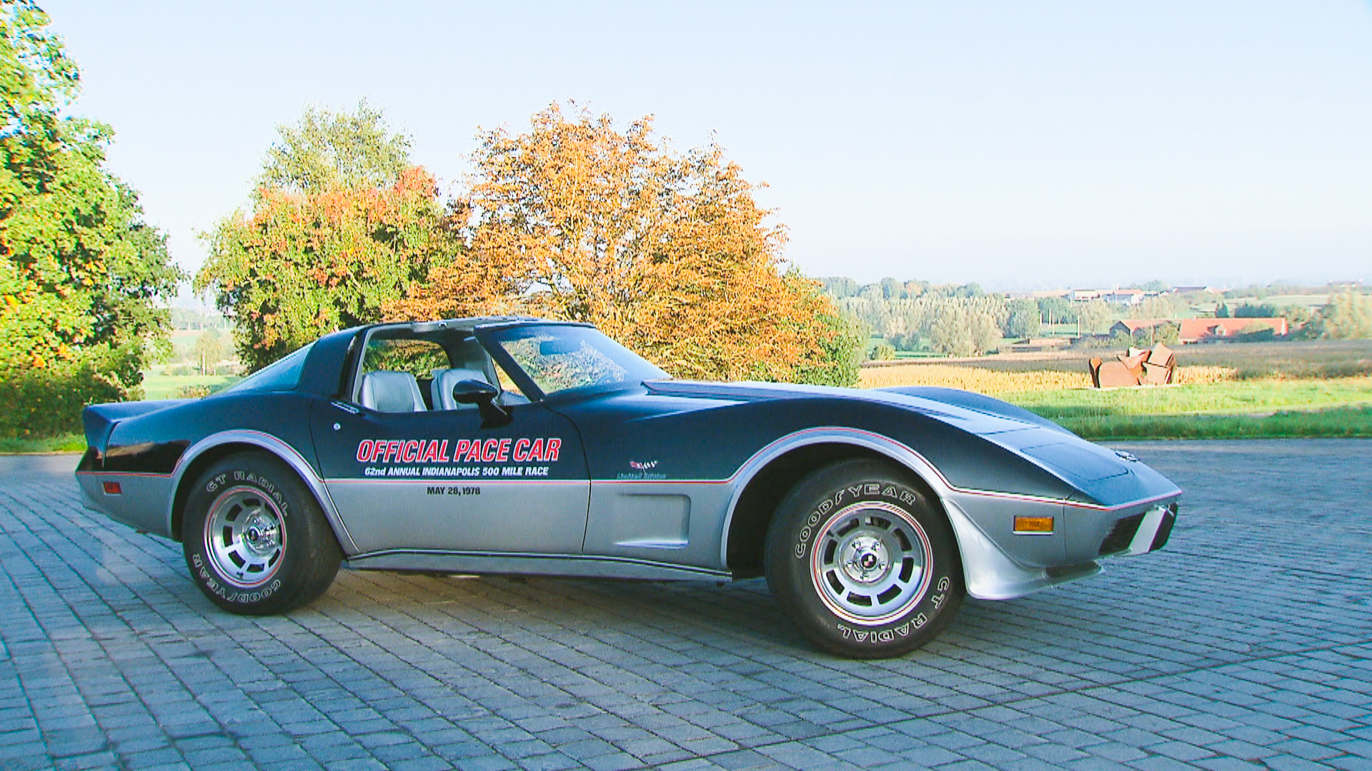 Exclusieve Corvette uit 1978 verleidt Emely tot testrit