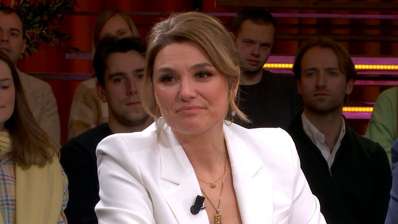  Evi Hanssen emotioneel:“In een roes is mama zachtjes naar de hemel aan het gaan”