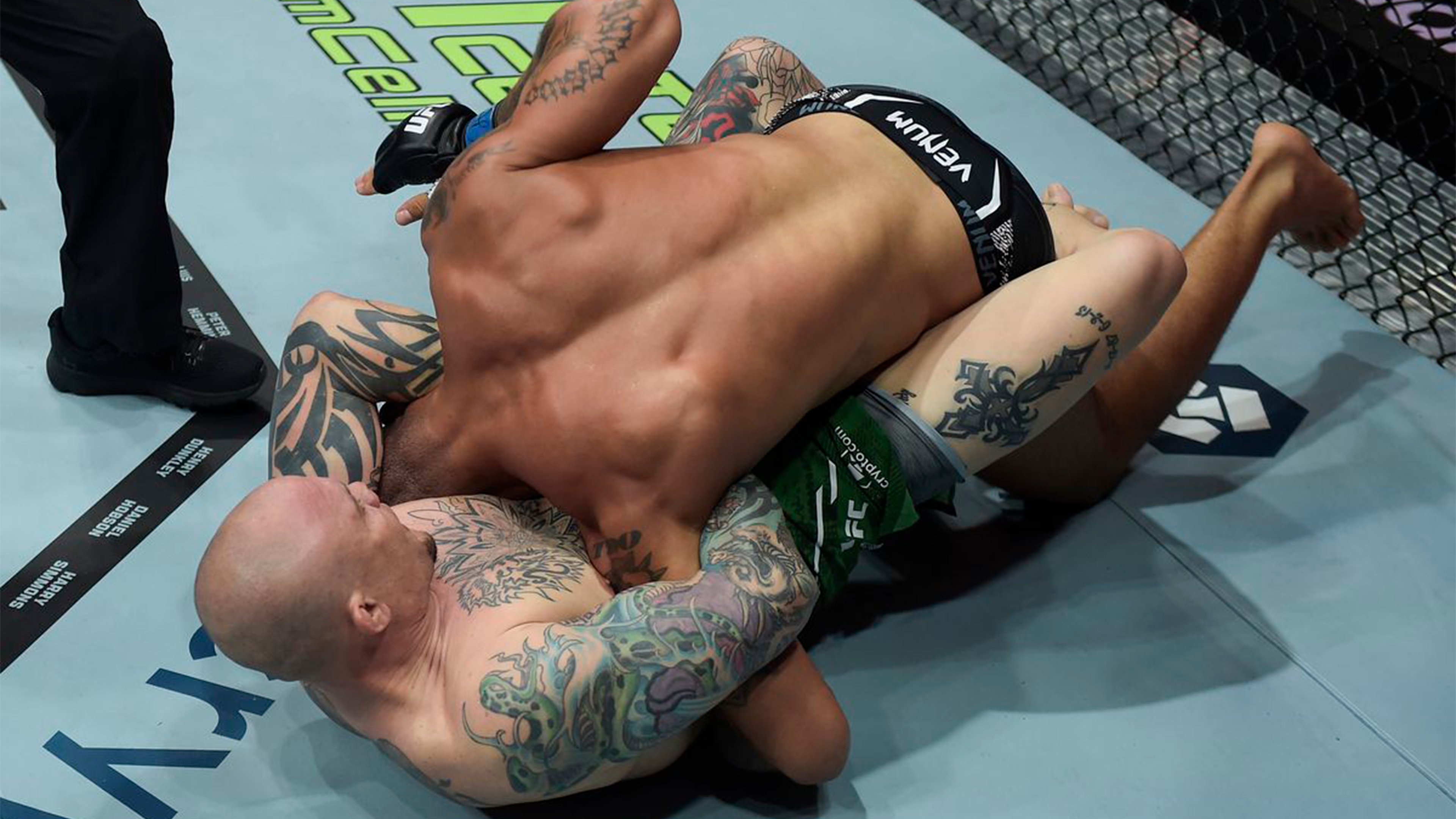 Anthony Smith bewijst de twijfelaars ongelijk en dient Petrino supersnel een submission toe.