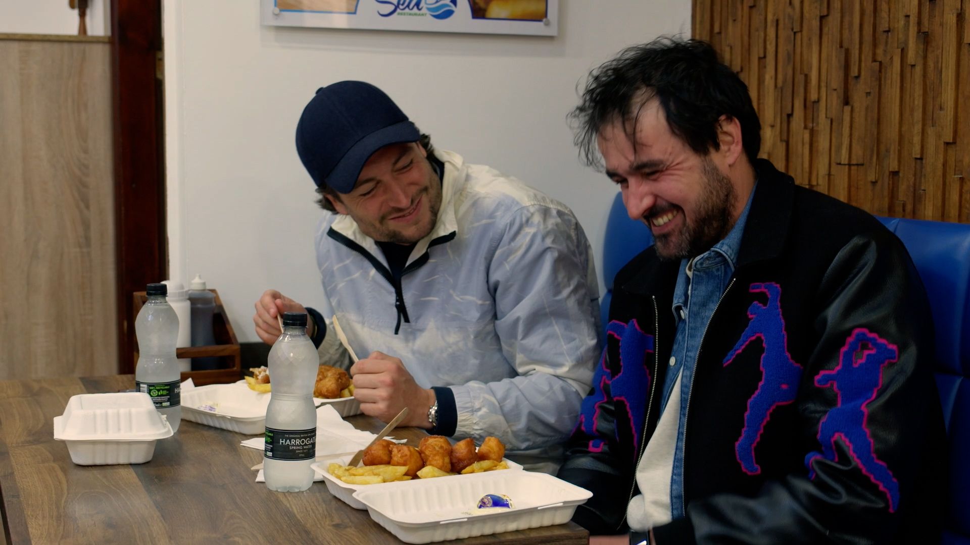 Joris en Viktor maken een tussenstop in een visrestaurant: "Ik ben wel allergisch aan vis"