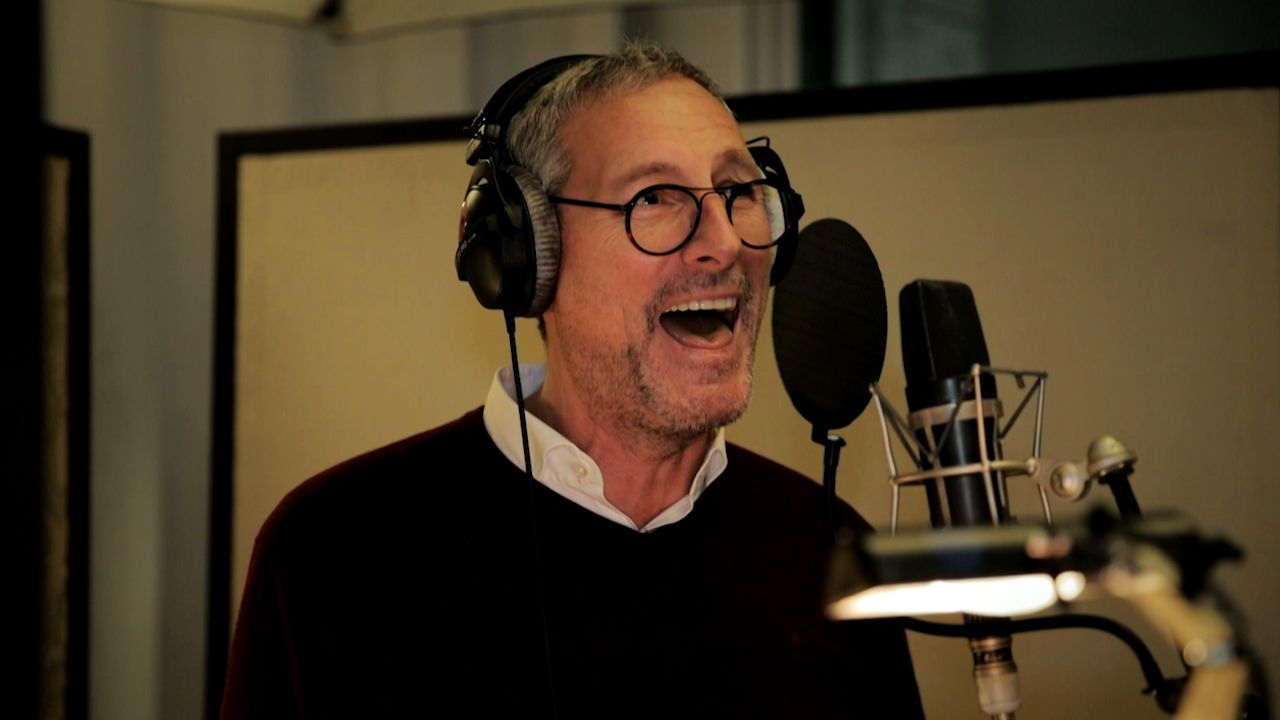 Gert Verhulst zingt de titelsong van De Verhulstjes: "Zo Zijn Wij"