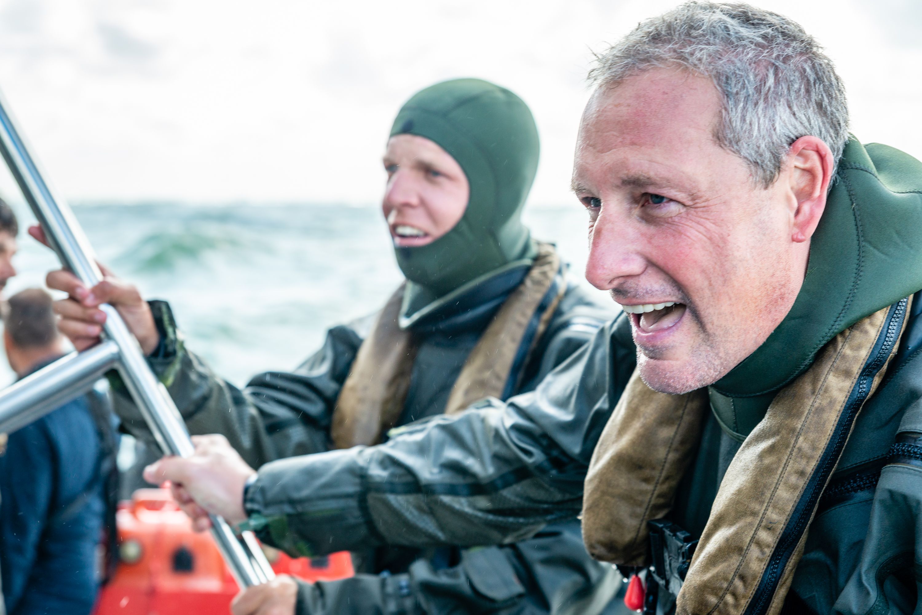 Gert, James en de bootgasten doorkruisen de woeste Noordzee