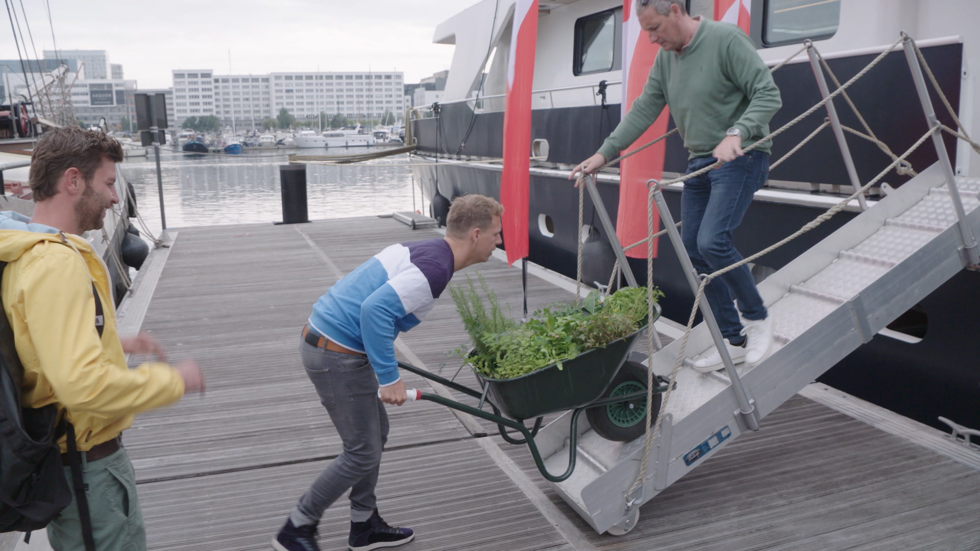 Bartel neemt zijn moestuin mee naar de boot van Gert & James