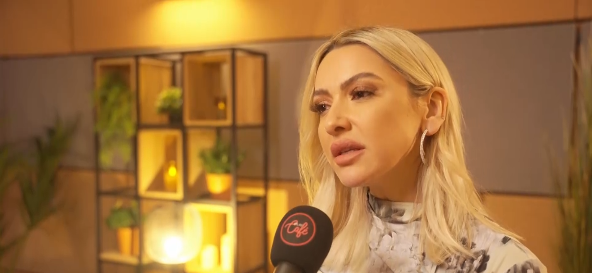 Hadise achter de schermen bij opnames benefietsingle: “Ik rouw mee met Turkije”