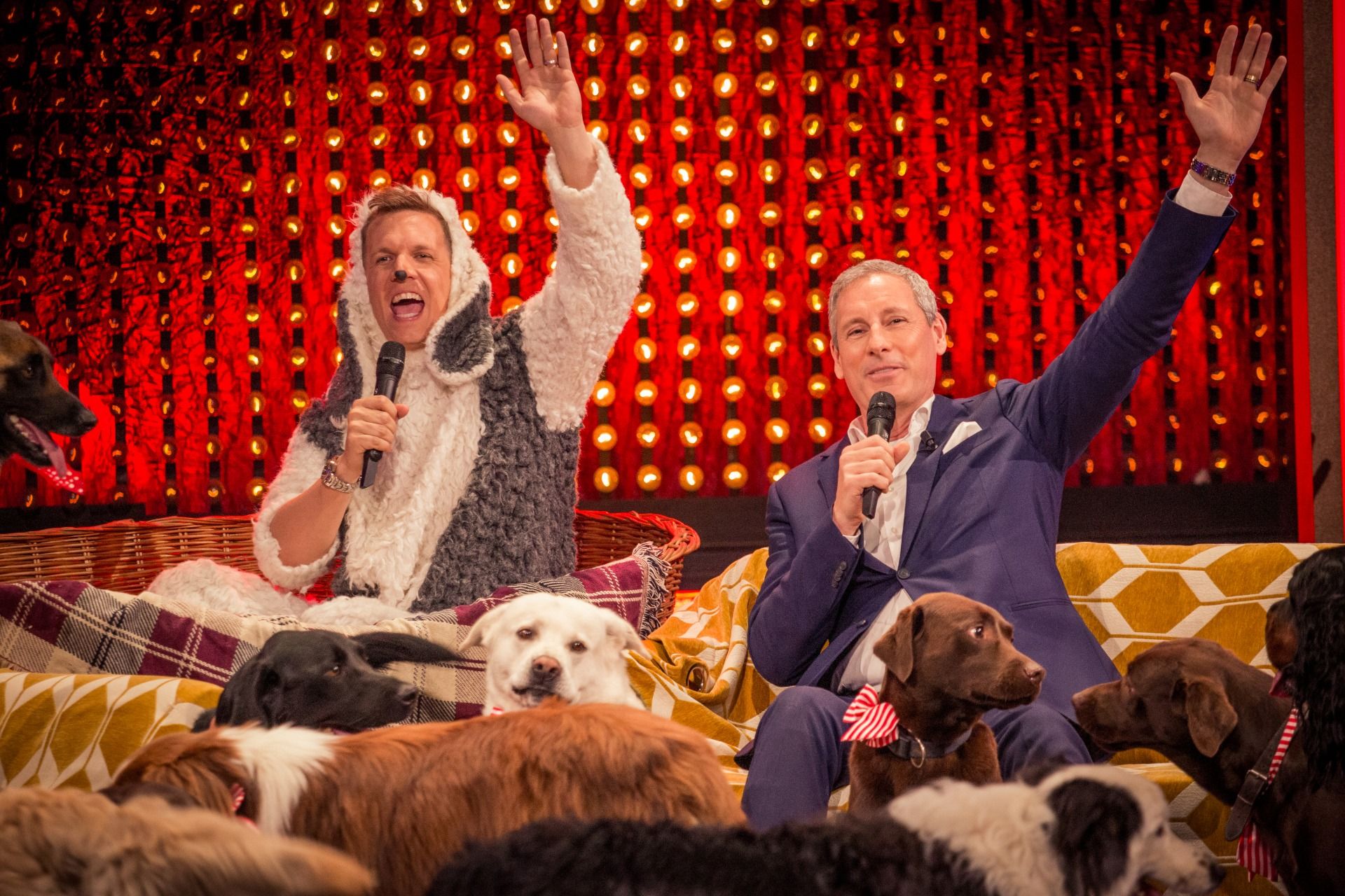 Gert Verhulst en verklede James Cooke zingen samen met 20 honden de Samsonrock