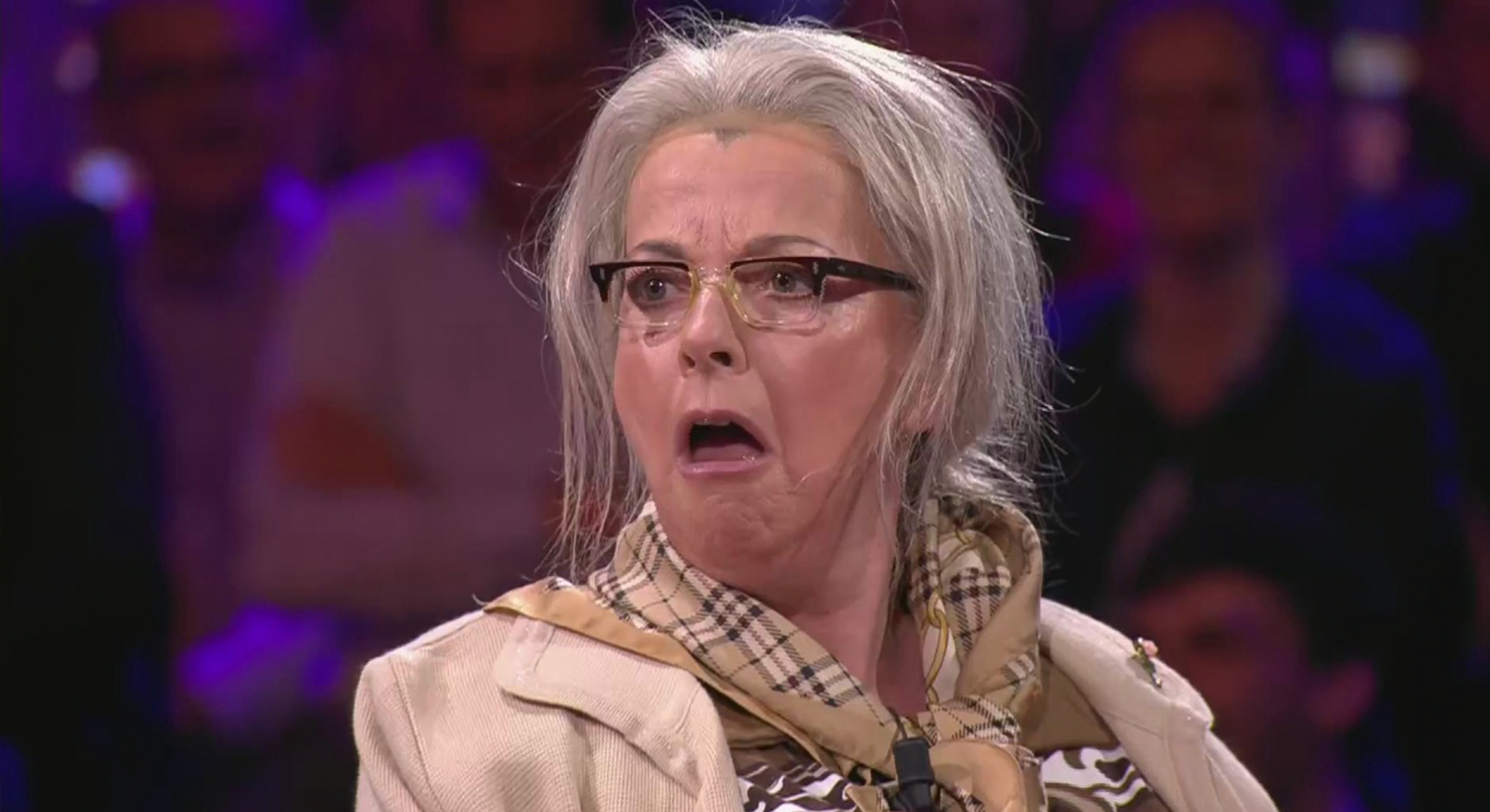 Hilarisch! Ingeborg kruipt in haar rol van Mariette uit 'Winterrevue'