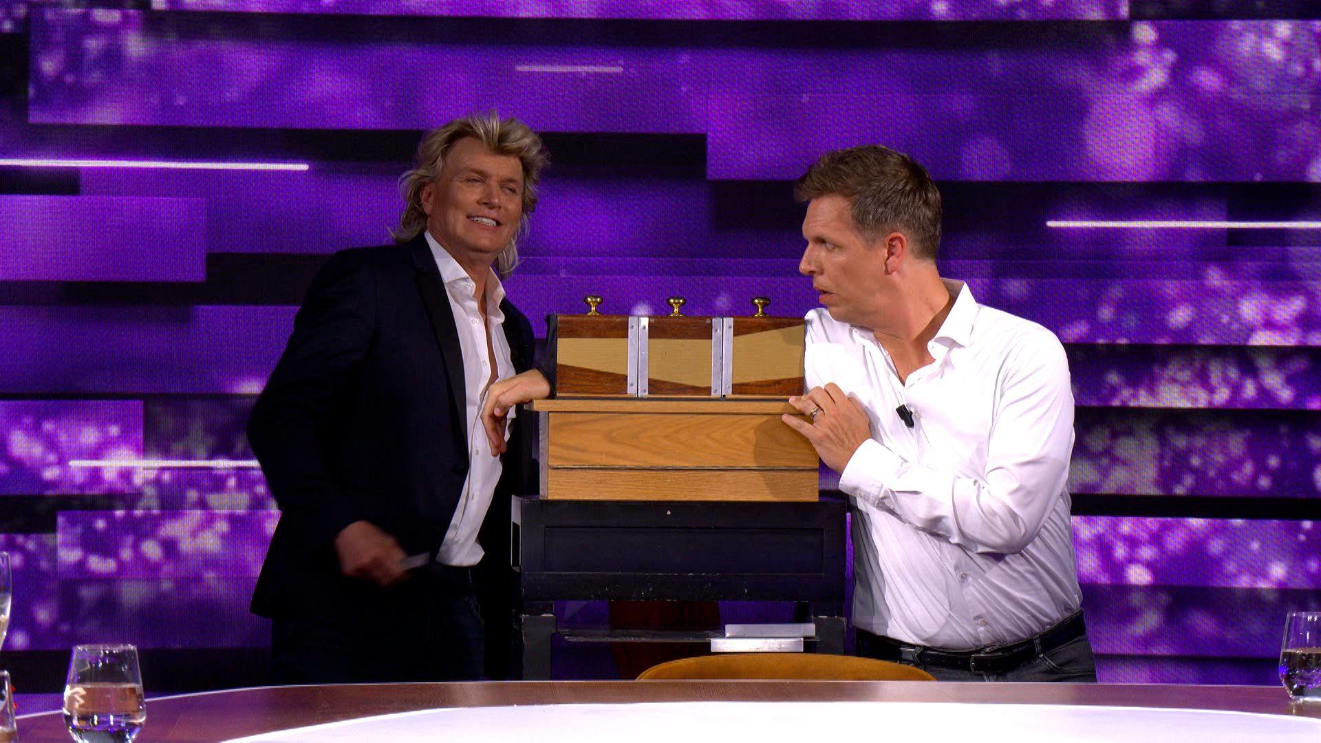 Illusionist Hans Klok doet spectaculaire goochelact met James Cooke: "Is dat al eens misgelopen?"