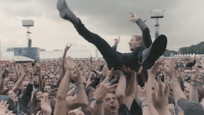 Jani ging crowdsurfen op Graspop