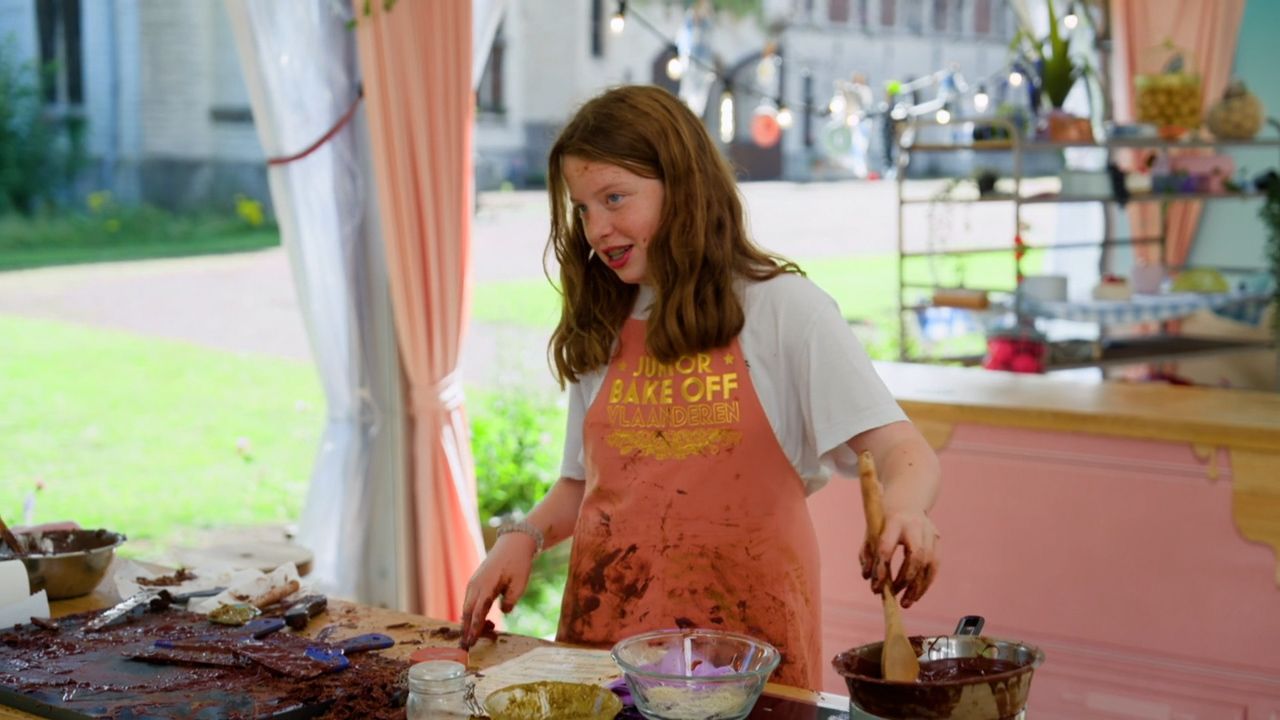 Jolien maakt er een smerig boeltje van in de Bake Off-tent: "Kan je de tent nóg vuiler maken?" 