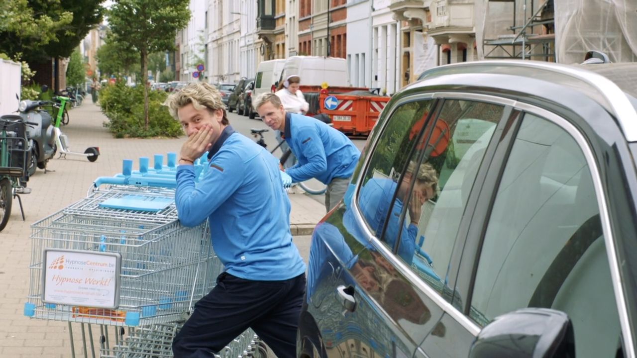 Winkelkarren verplaatsen loopt bijna mis bij Jani & James: "Als ik beweeg, vliegen we tegen een auto"