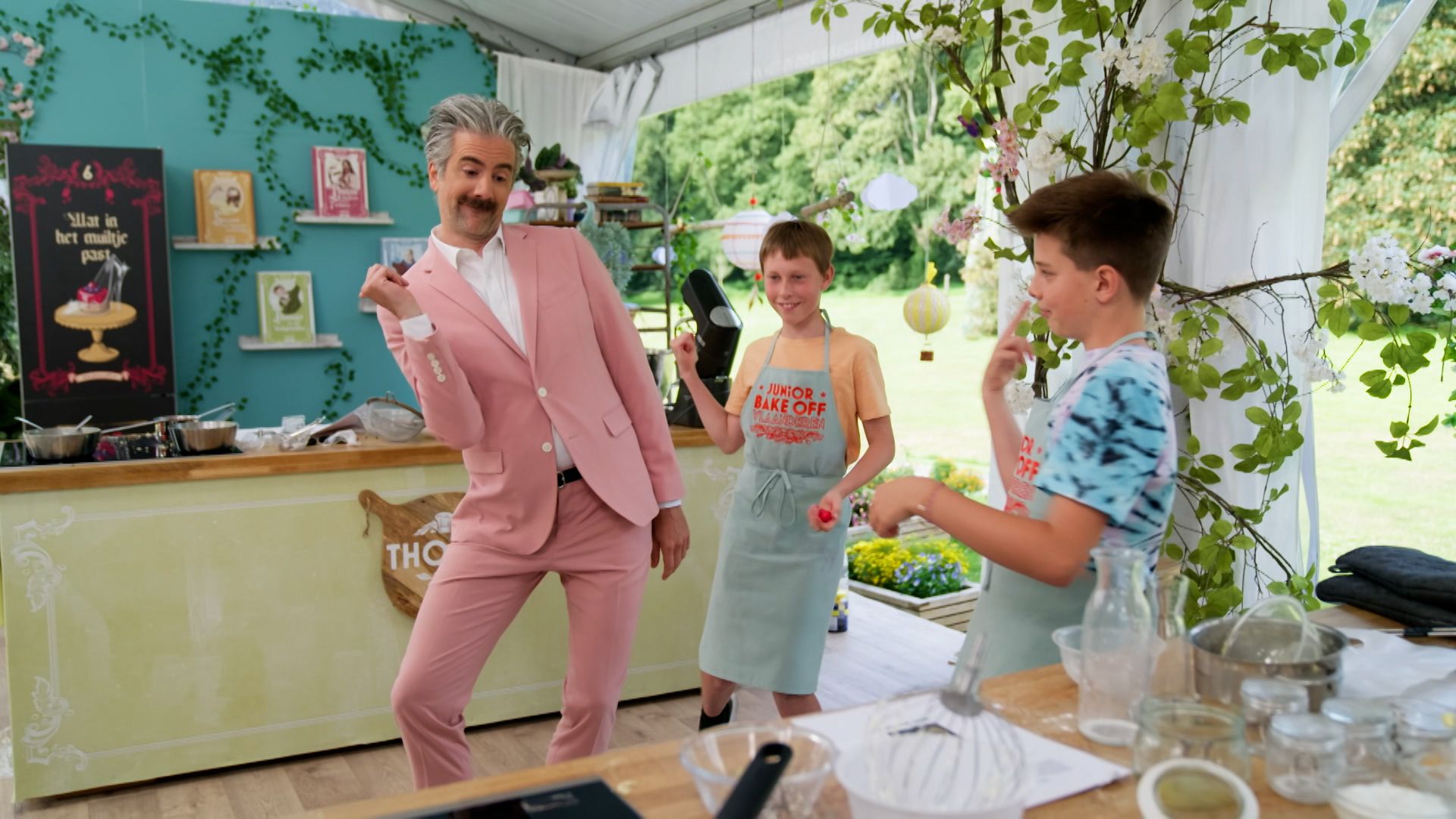 Jeroom ontdekt een jongenshoek in de tent: "Pintjes?"