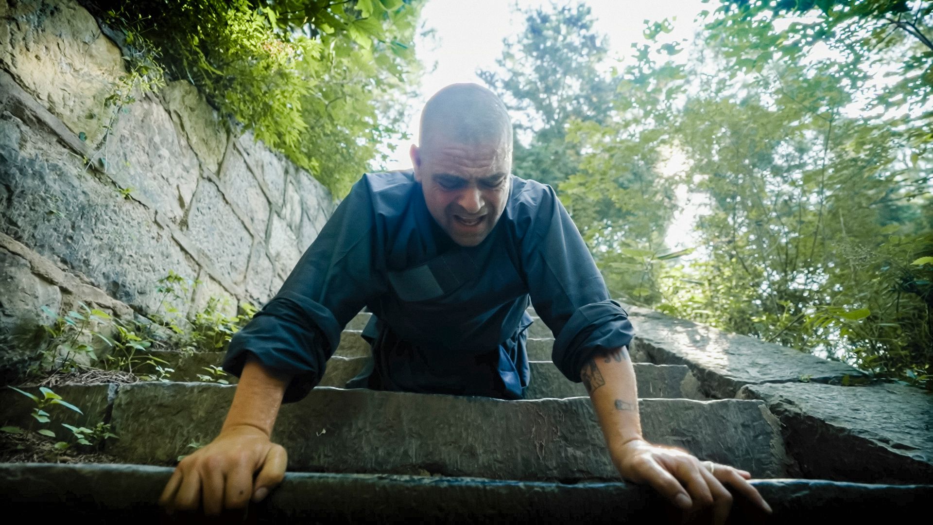 Pedro op einde van zijn krachten op kloostertrappen in China: "Je zit nog niet in de helft"