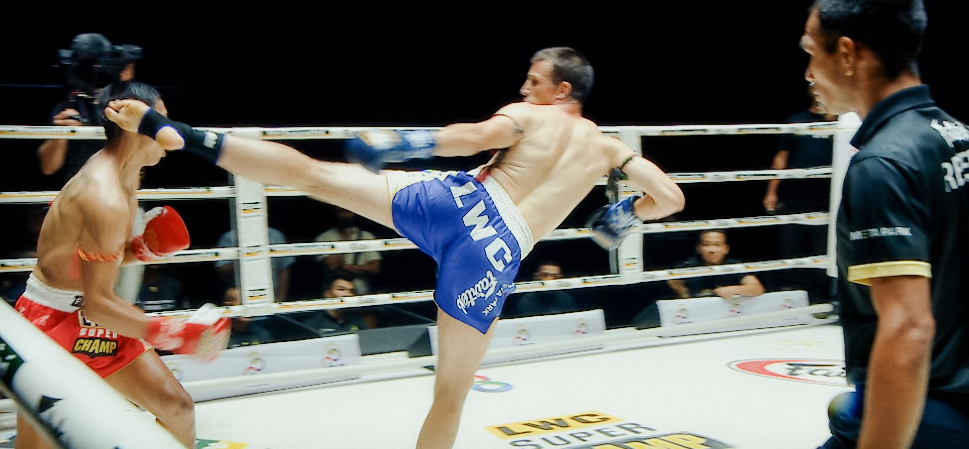 Robin krijgt klop in vol Lumpinee-stadion: "Mijn been is naar de kl*ten"