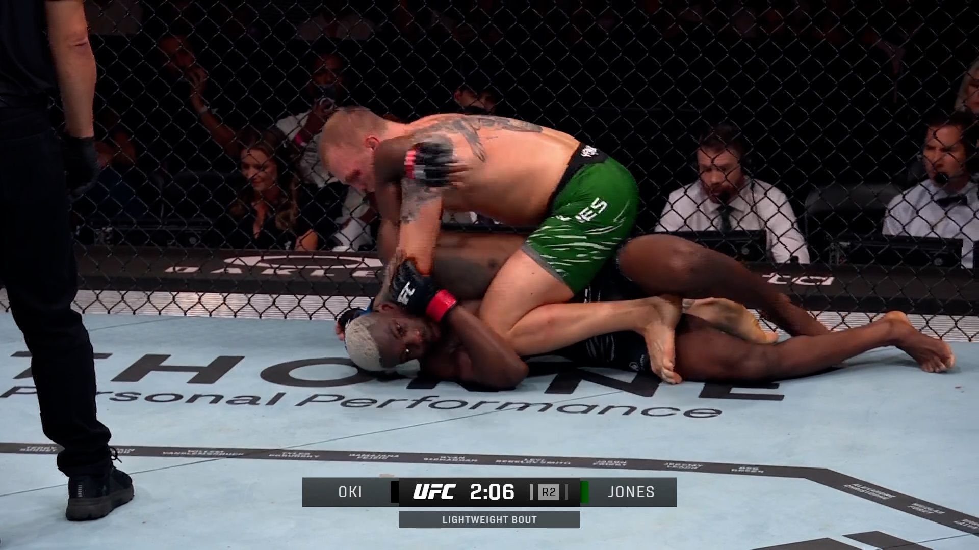 Bolaji Oki krijgt stevige ellebogen te verwerken tijdens UFC Fight Night in Parijs