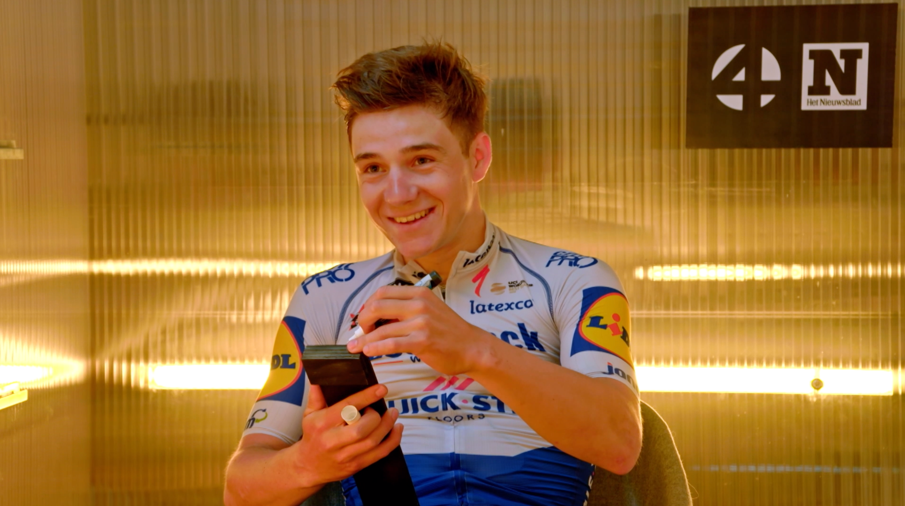 Remco Evenepoel neemt de leiding na een waanzinnige eerste aflevering