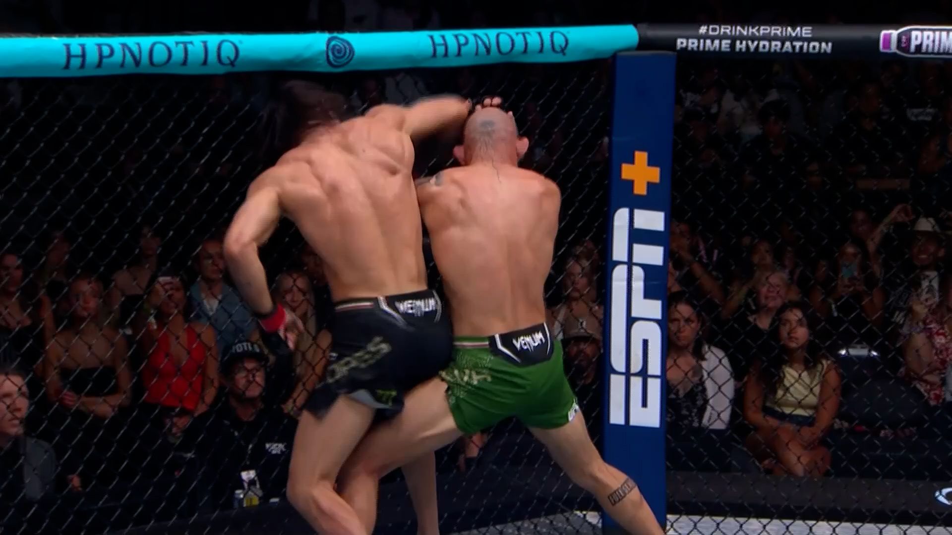 UFC Fight Night: Licht uit bij Silva na rake elleboog van Lopes