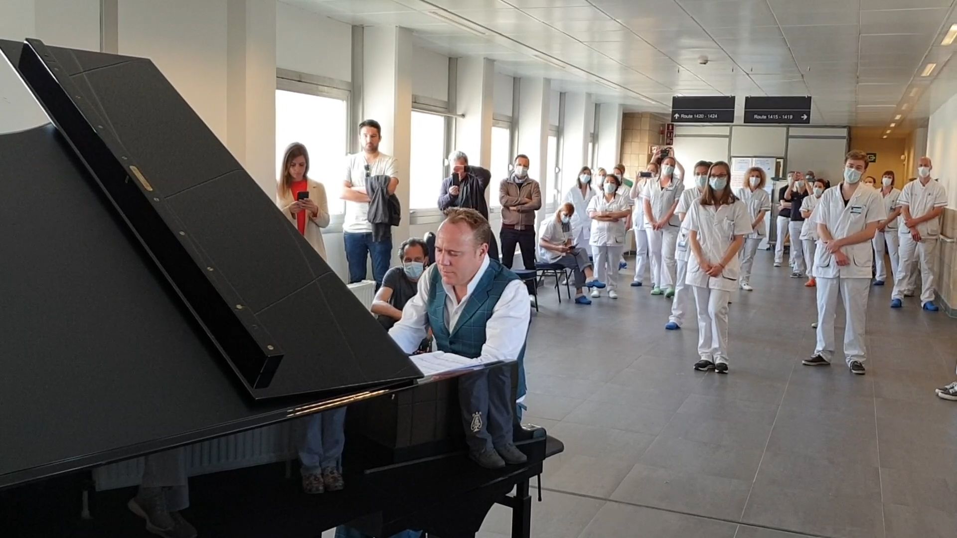 Jef Neve verrast ziekenhuispersoneel met prachtig concert