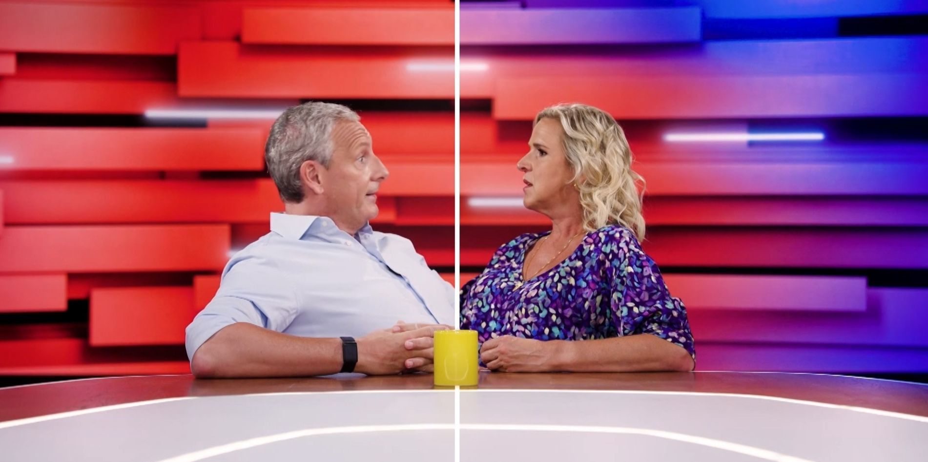 Een tafel, tafelspringers en af en toe een andere presentator