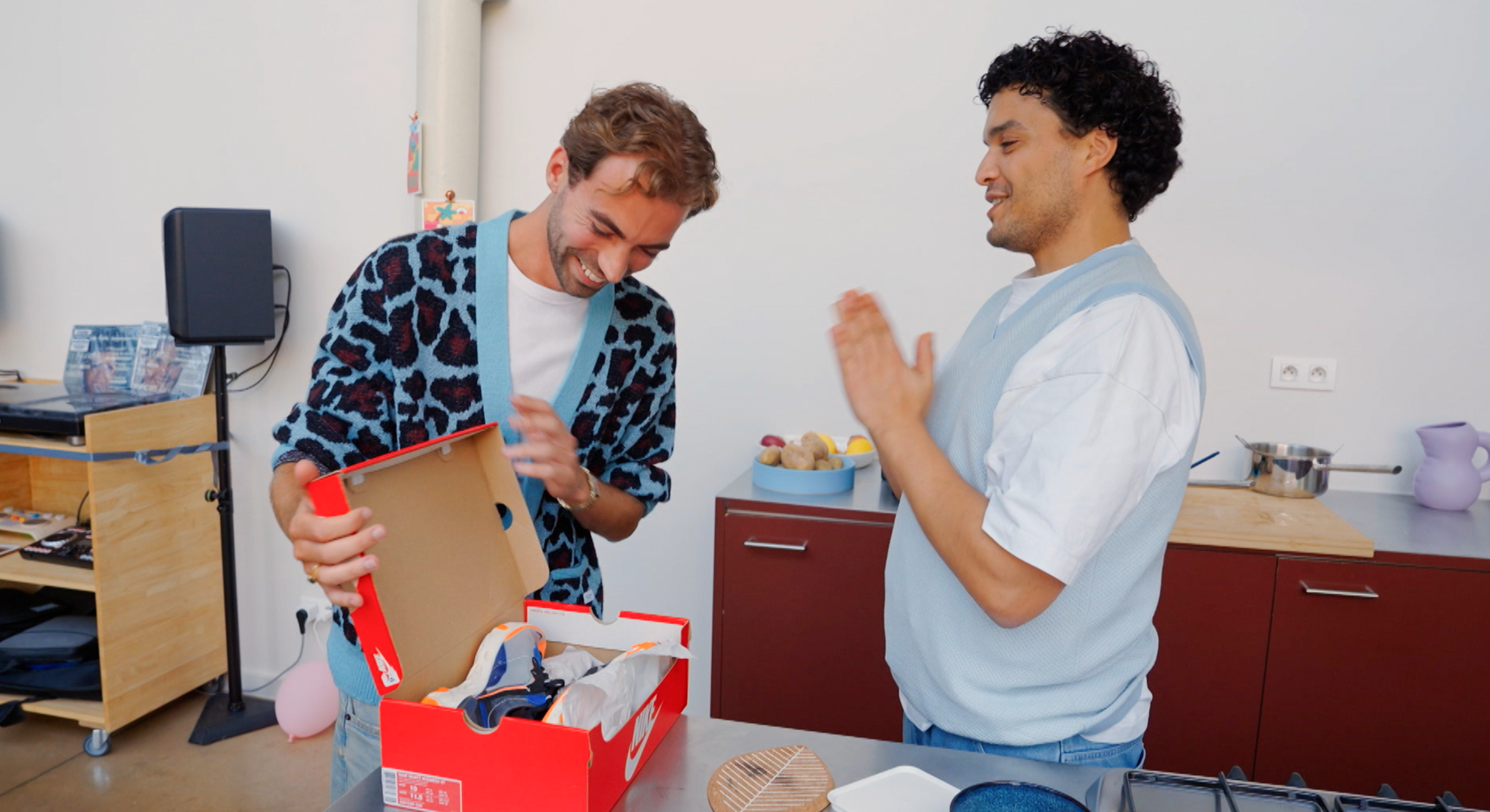 Daan duikt in de sneakerverzameling van Hakim tijdens Komen Eten: "Ik heb ze niet nodig, ze hebben mij nodig"