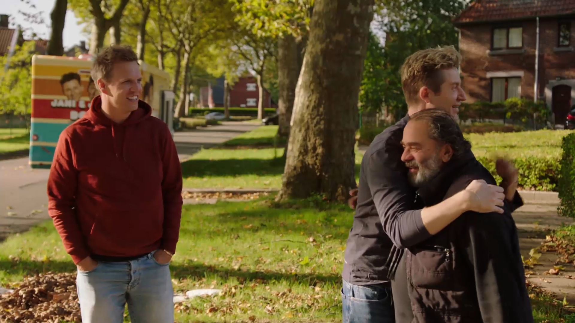 Jani en James gaan op bezoek bij de oude buur en het ouderlijk huis van Jani: "In dit weggetje ging ik stiekem kussen"