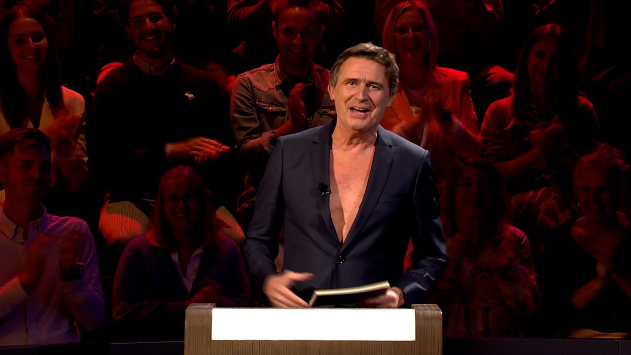 WAUW! Erik Van Looy presenteert in blote borst