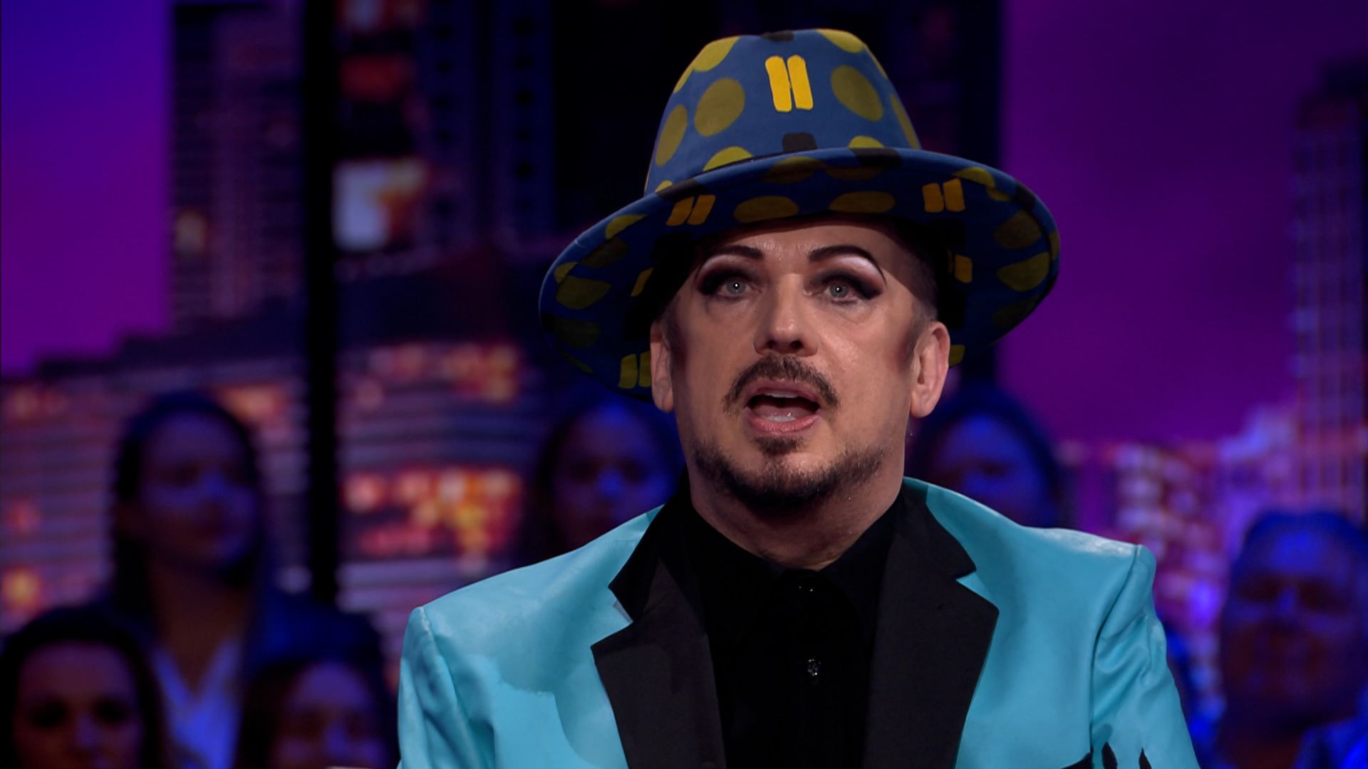 Boy George verkoopt schilderijen in België: "Ik wil aandacht trekken met kunst"