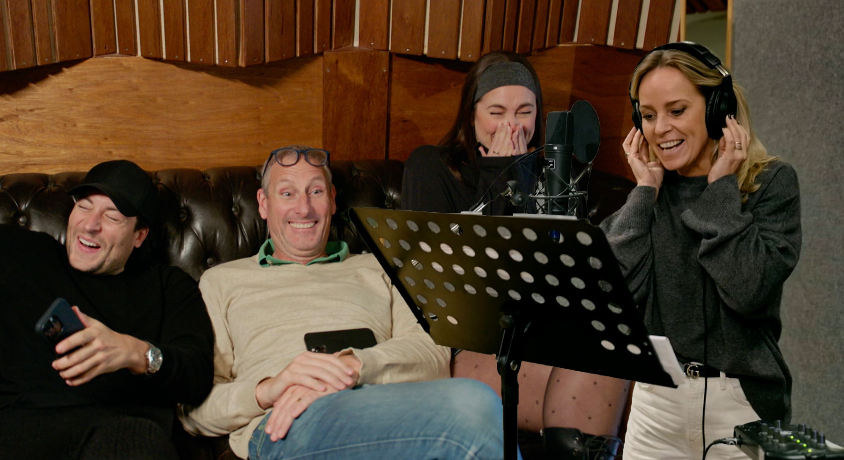 Slappe lach bij Viktor, Marie en Gert tijdens zangopnames van Ellen in de studio 