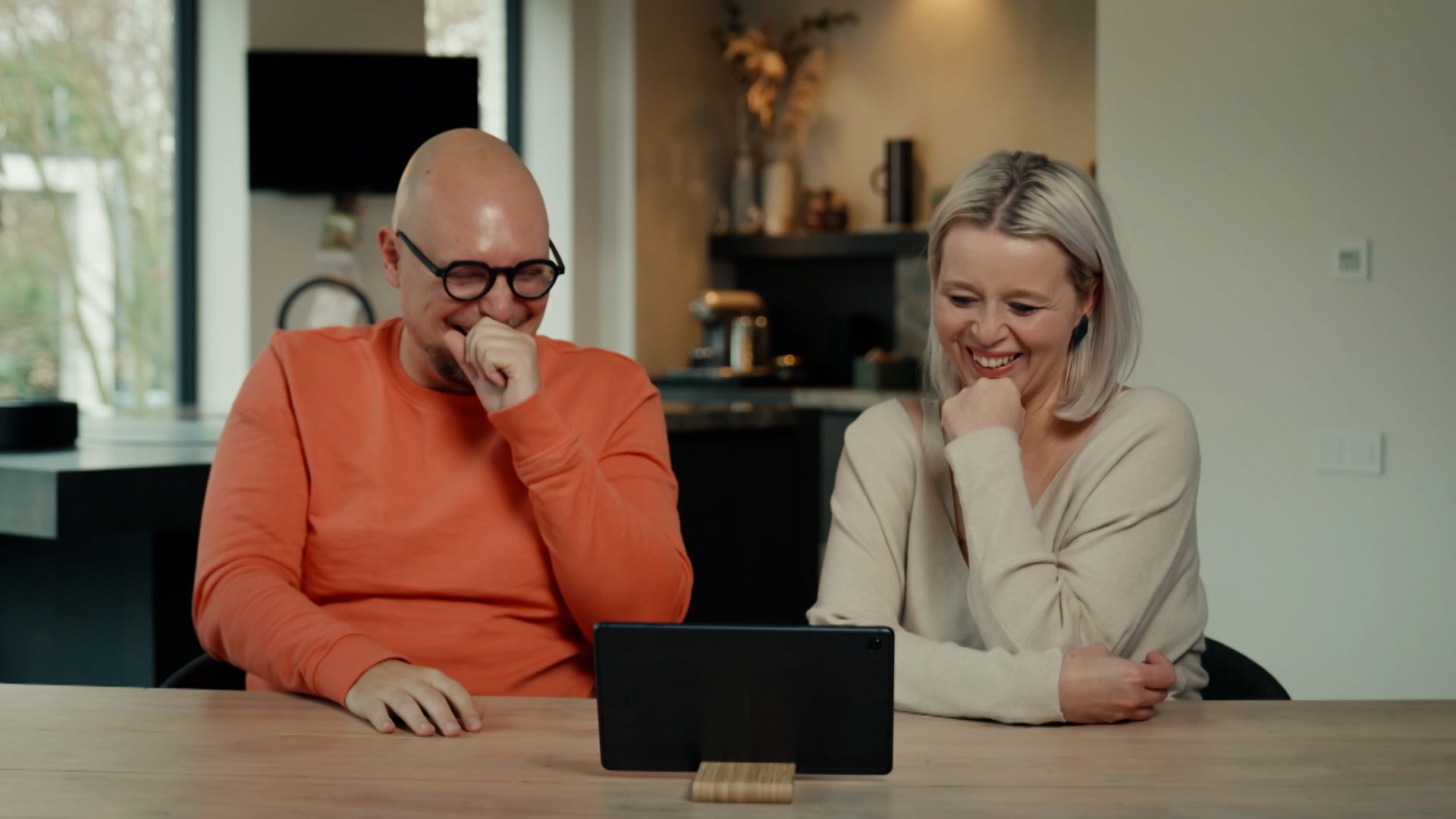 Bart en Kinga moeten hard lachen bij de onrealistische opmerkingen van Christine