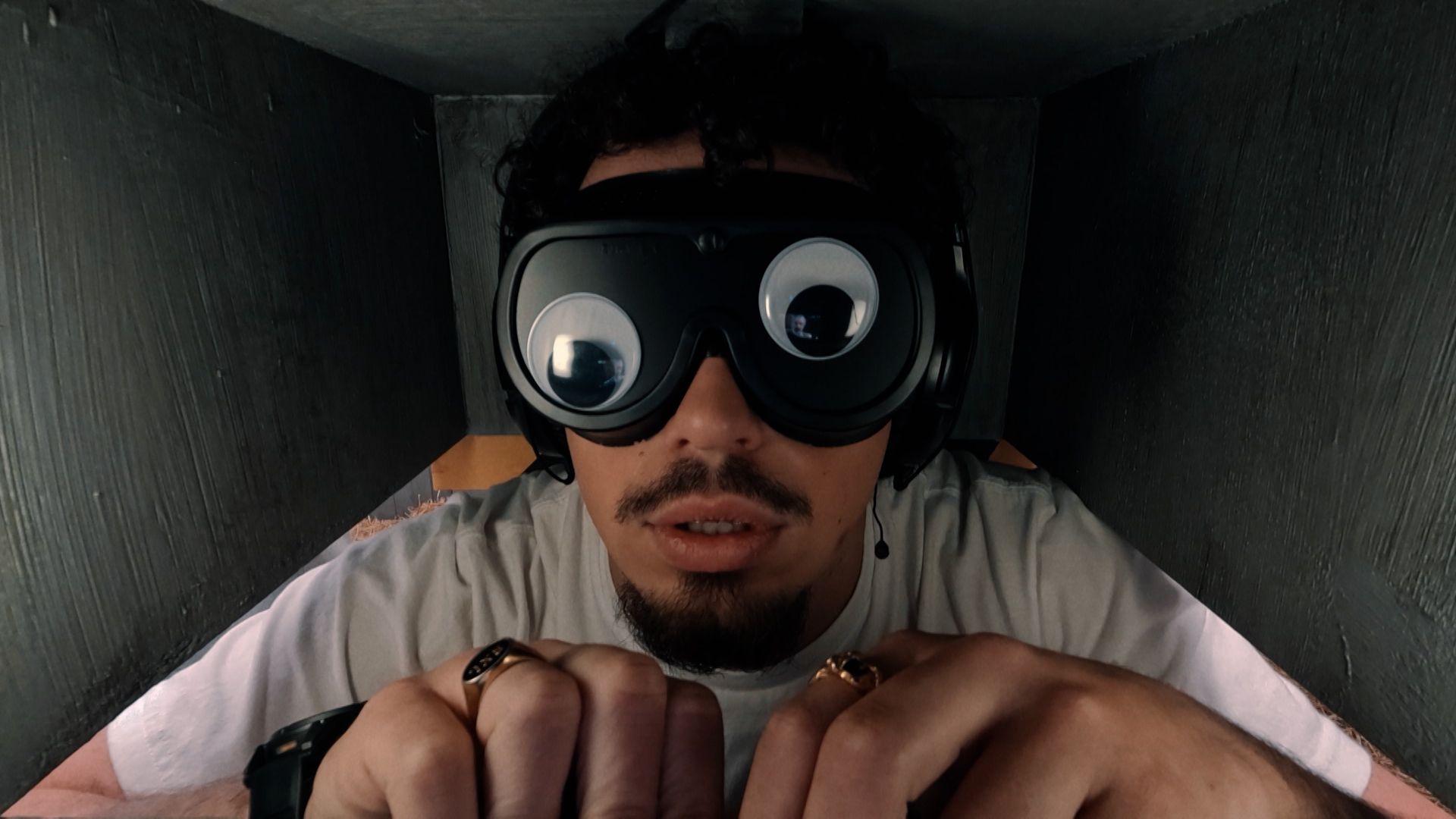 Zit er een levende struisvogel in de boxen van Jeroom? "Ik ben doodsbang"