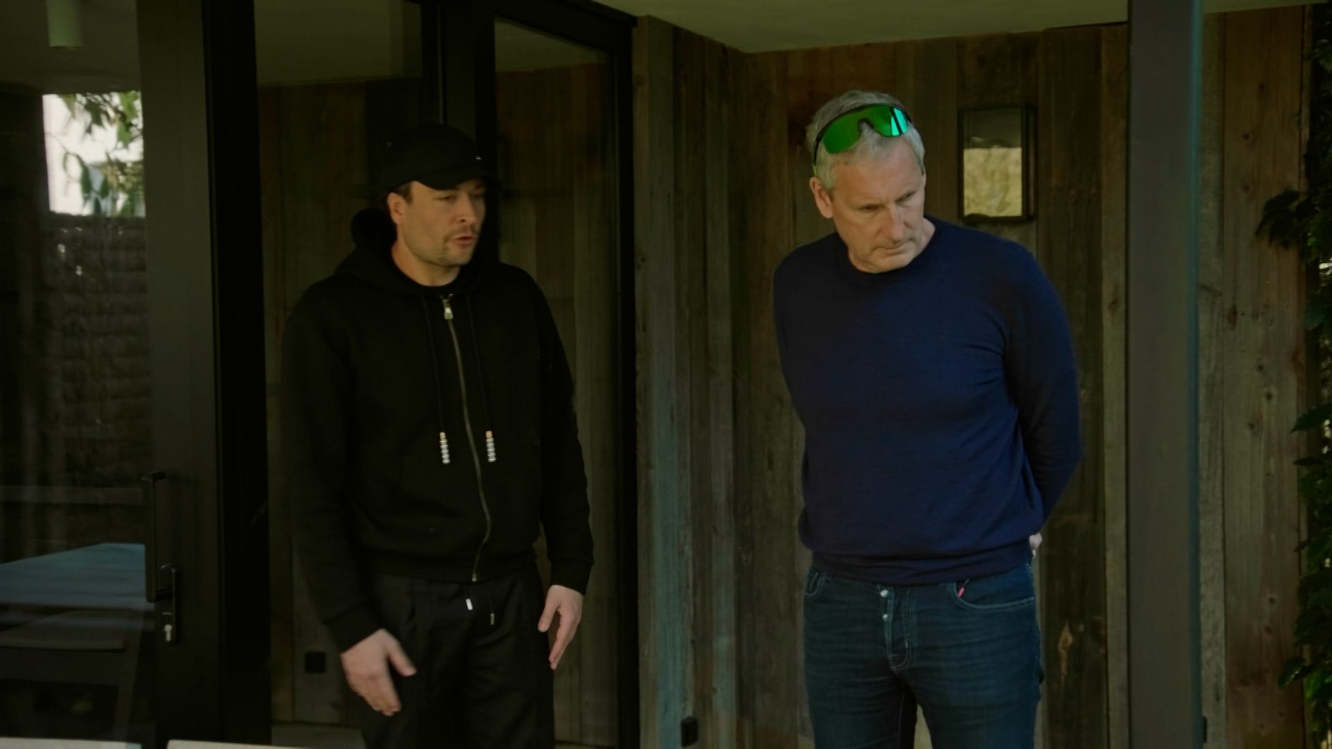 Viktor geeft Gert een rondleiding in zijn huis in Knokke