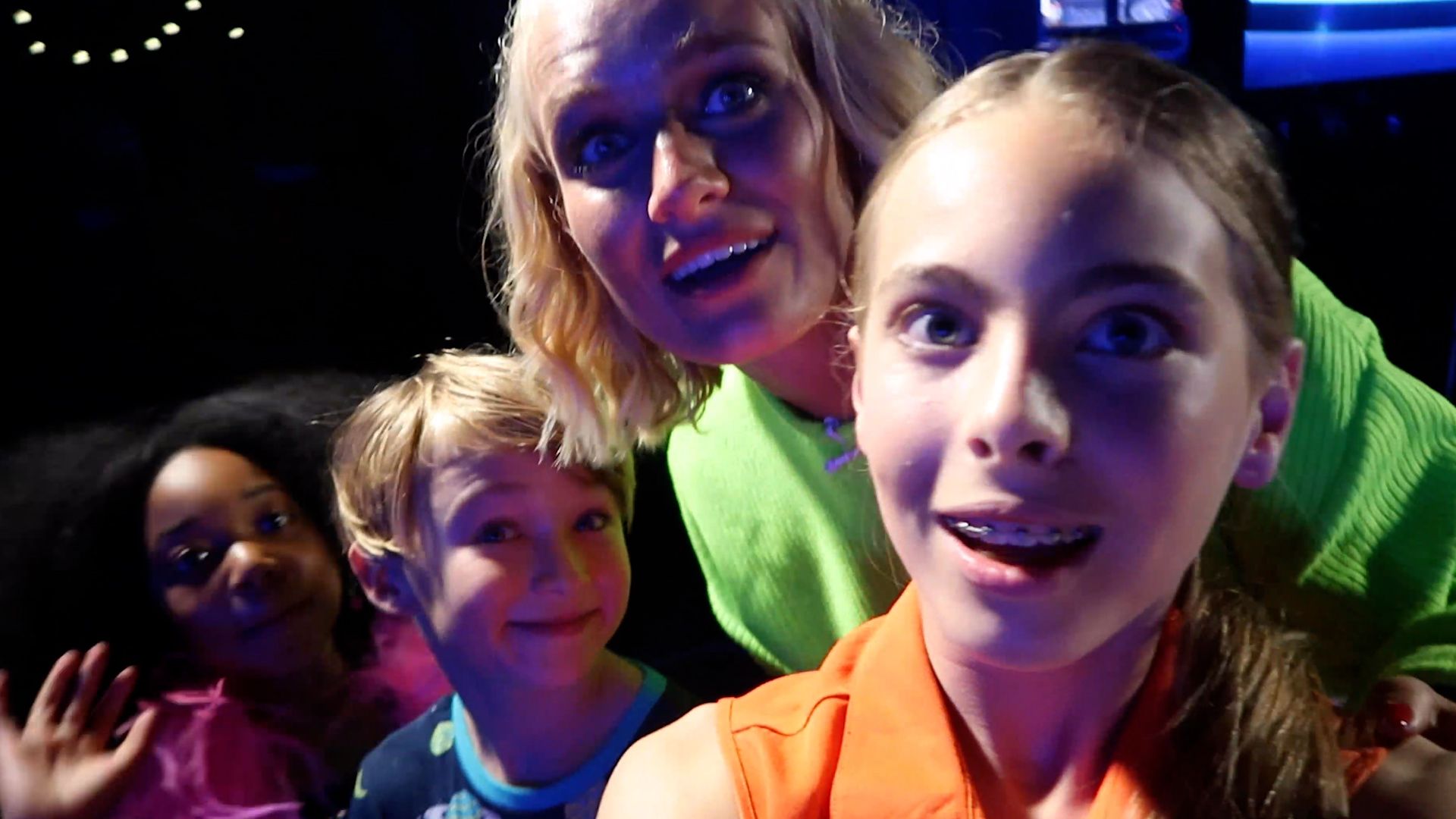 Zo cute! De kids van Come Dance With Me nemen de camera zelf in handen.