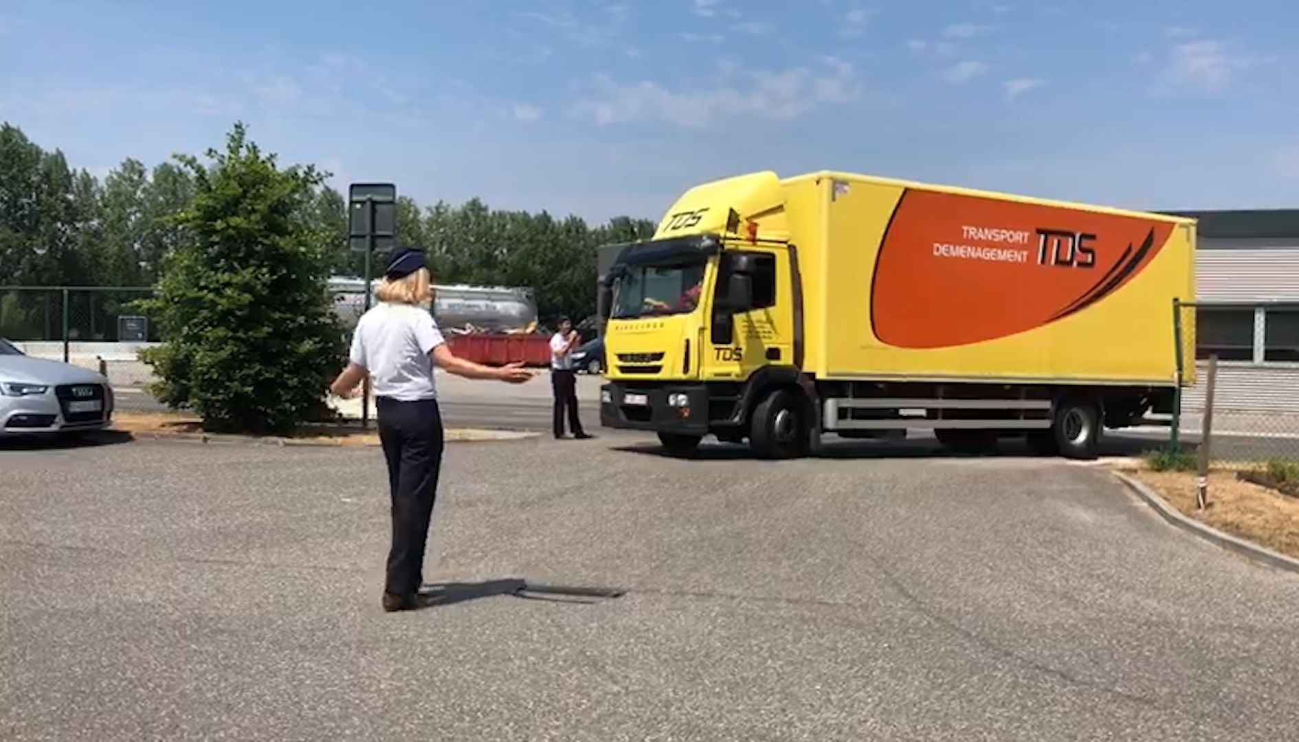 Matteo Simoni & Rik Verheye regelen het verkeer in politie-outfit