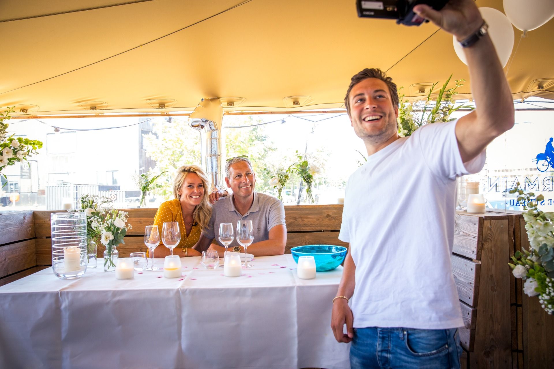 Viktor Verhulst verrast Ellen en Gert voor hun eerste huwelijksverjaardag