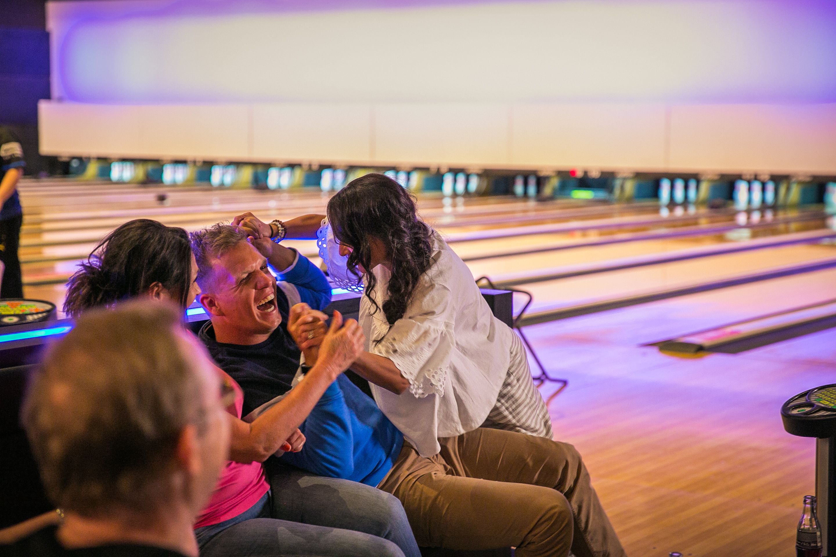 Een vrolijke bende gespot op de bowlingbaan