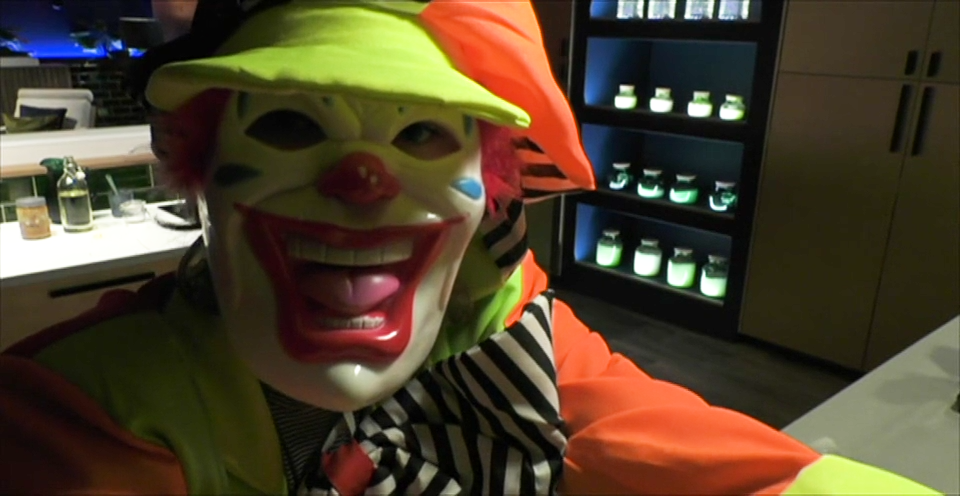 Enge clown breekt 's nachts binnen in het Big Brother-huis en steelt eten