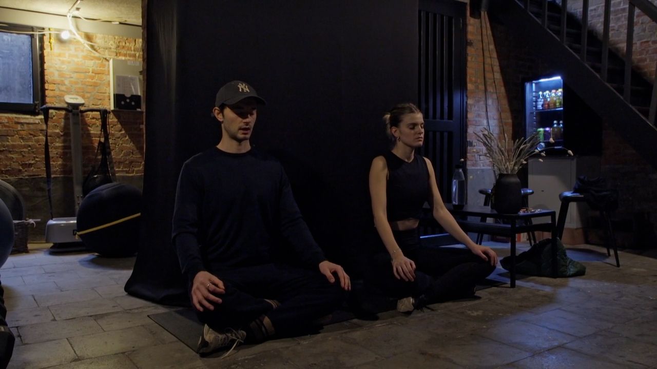 Xander De Bouw leert Emma Bale ademhalingsoefeningen tegen de stress