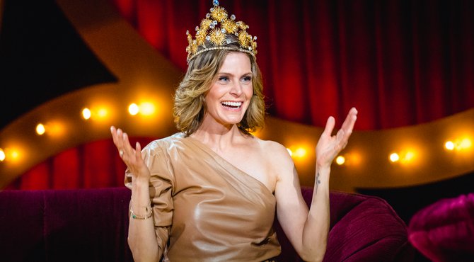 Dina Tersago herenigd met Miss België-kroon: "Die hangt half uit elkaar"